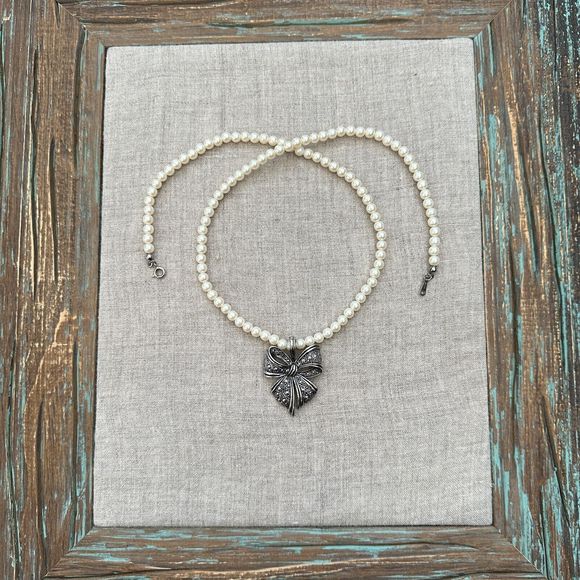 Vintage Avon White Faux Glass Pearls & Silver Tone Bow Necklace 12" L Costume - Picture 10 of 14
